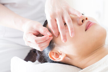 美容鍼で二重顎を引き締める！町田の専門サロンが教えるたるみ改善法 | BIHADAエステ＆美容鍼灸