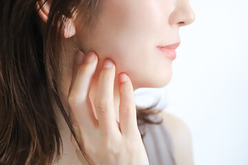 美容鍼で二重顎を引き締める！町田の専門サロンが教えるたるみ改善法 | BIHADAエステ＆美容鍼灸